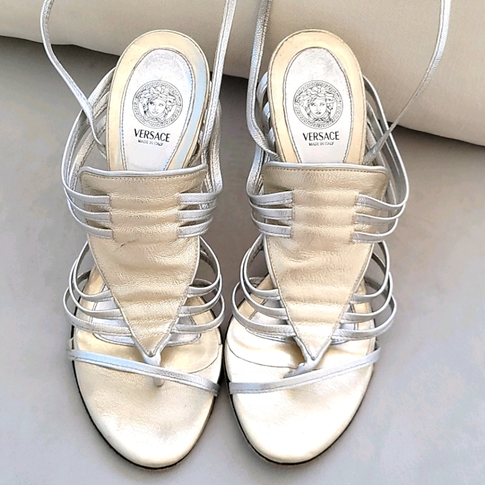 VERSCE Heels - Picture 3 of 9